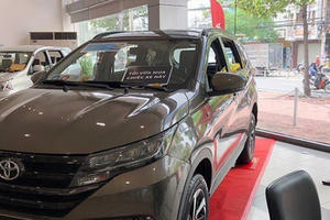 Đại lý ô tô tung chiêu "bia kèm lạc"