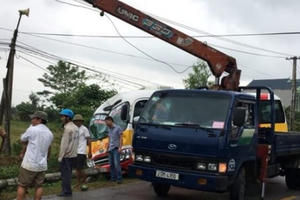 Thanh Hóa: Clip xe buýt ủi gãy cột điện, một người nhập viện