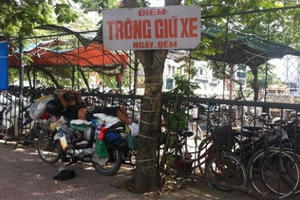 Thêm địa điểm "xẻ thịt" đất công để kinh doanh ở Long Biên (Hà Nội): Xã hội hóa… rồi phó mặc?