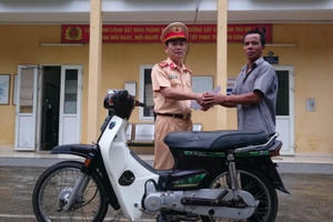 Đội CSGT số 5 trả lại chiếc xe cho người nông dân bị mất sau 10 năm