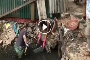 Hà Nội: "Ông Tây" lao mình xuống con mương bốc mùi dọn vệ sinh Hà Nội: "Ông Tây" lao mình xuống con mương bốc mùi dọn vệ sinh