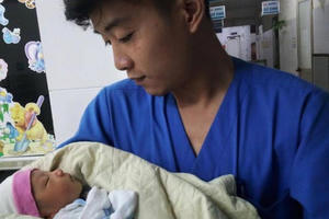 Nữ lao công phát hiện bé trai sơ sinh bị bỏ rơi trong thùng rác ở Hà Nội