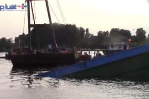 Bình Dương: Trục vớt sà lan lật úp trên sông Sài Gòn