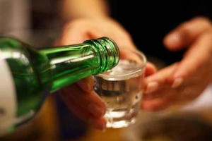 Cảnh báo rượu giả dịp Tết: Cách nhận biết nhanh để tránh ngộ độc