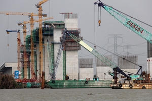 Thúc tiến độ cầu dây văng cao nhất Việt Nam