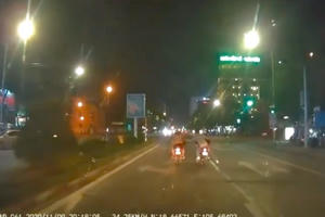 Video ghi lại cảnh hai cô gái ngã nhào khi bị cướp túi xách ở TP Vinh