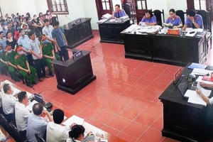 Vụ án nâng điểm thi ở Hòa Bình: "Ai cũng gù, mình thẳng lưng sẽ thành khuyết tật"