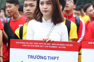 Nữ sinh 2000 bất ngờ nổi tiếng chỉ sau 1 khoảnh khắc mỉm cười lướt qua ống kính!