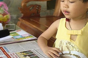 Kỳ lạ bé gái bại liệt 3 tuổi bỗng dưng biết đọc