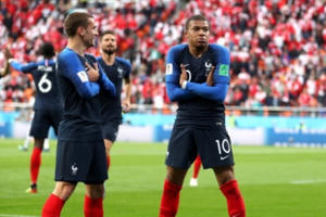 Ghi bàn ở World Cup, sao tuyển Pháp tái hiện màn ăn mừng để đời của Văn Thanh