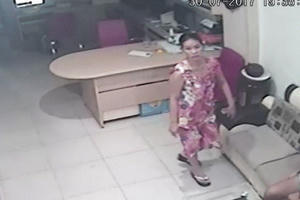 Giúp việc lấy trộm tài sản còn nhắn tin báo cho chủ nhà