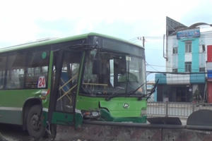 TP HCM: 4 người bị thương sau khi xe buýt tông vào dải phân cách