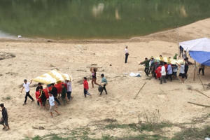 Xé lòng đón các con về trong chiếc quan tài lạnh ngắt bên dòng Ngàn Sâu