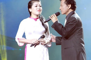 'Nữ hoàng nhạc đỏ' hạnh phúc đứng chung sân khấu cùng 'ông hoàng nhạc sến' 'Nữ hoàng nhạc đỏ' hạnh phúc đứng chung sân khấu cùng 'ông hoàng nhạc sến'