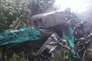 Sơn La: Xe tải chở theo máy xúc lao xuống vực sâu 100m, 4 người thương vong