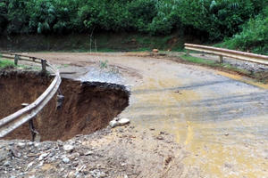 Yên Bái: Tan tác dọc suối Thia, huyện Trạm Tấu vẫn bị cô lập Yên Bái: Tan tác dọc suối Thia, huyện Trạm Tấu vẫn bị cô lập
