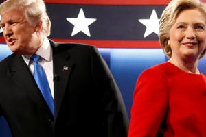 Bà Clinton gọi ông Donald Trump là kẻ quỵt tiền trong cuộc tranh luận trực tiếp Bà Clinton gọi ông Donald Trump là kẻ quỵt tiền trong cuộc tranh luận trực tiếp