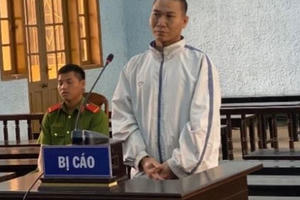 8 lần hãm hiếp con gái ruột