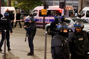 Bắt cóc con tin giữa thủ đô Paris