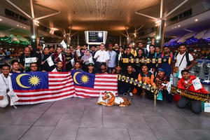 CĐV Malaysia ùn ùn kéo sang Hà Nội dự chung kết