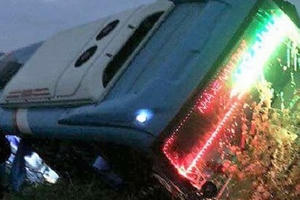 Xe khách và xe Container va chạm  trên cao tốc, hành khách la hét, hoảng loạn