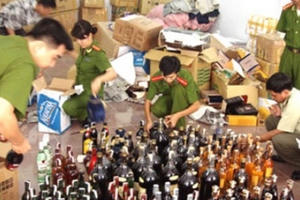 TP Hồ Chí Minh: Tạm giữ 3.700 chai rượu có dấu hiệu giả mạo