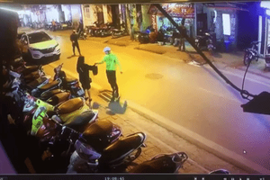 Xích mích với tình cũ, nữ nhà văn trẻ đẹp bị 2 shipper giả đánh bầm mặt