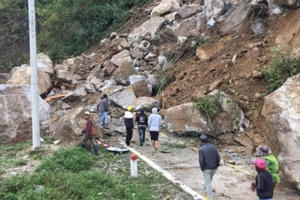 Kon Tum: Xã Ngọc Tem bị "phong tỏa" do sạt lở đồi núi Kon Tum: Xã Ngọc Tem bị "phong tỏa" do sạt lở đồi núi