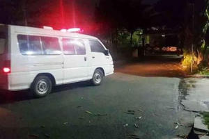 Bị bạn trai ngó lơ khi nói chuyện, cô gái vung dao đâm bạn trai gục tại chỗ