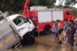 Xe tải bất ngờ lao thẳng xuống sông Đồng Nai Xe tải bất ngờ lao thẳng xuống sông Đồng Nai