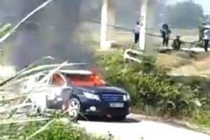Thanh Hoá: Ôtô chở 4 cán bộ Sở Xây dựng bốc cháy giữa đường