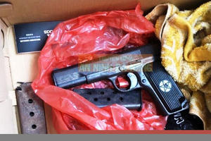 Khám xét nơi ở của tên trộm, công an bất ngờ phát hiện thấy khẩu súng K54 và 2 hộp đạn Khám xét nơi ở của tên trộm, công an bất ngờ phát hiện thấy khẩu súng K54 và 2 hộp đạn