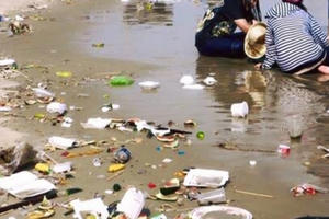 Biển Quất Lâm (Nam Định): Du khách thản nhiên vui chơi cùng vô vàn rác bẩn