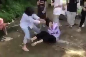 Thanh Hóa: Bức xúc cảnh nữ sinh lớp 8 bị bạn học đánh hội đồng tàn nhẫn