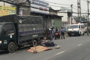 Tin giao thông đến sáng 17/12: Bé gái 13 tuổi tử vong trên đường đi khám bệnh; Hai thanh niên nằm bất động nghi do tai nạn Tin giao thông đến sáng 17/12: Bé gái 13 tuổi tử vong trên đường đi khám bệnh; Hai thanh niên nằm bất động nghi do tai nạn