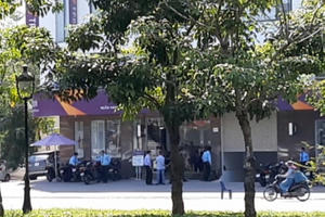 TP HCM: Thanh niên cầm balo tẩm xăng dọa phóng hỏa để cướp ngân hàng