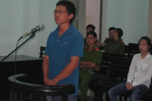 Bị phát hiện nhận tiền "chạy án", Kiểm sát viên ném tang vật vào bồn cầu