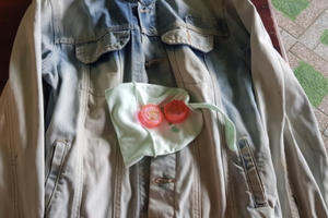 Phát hiện 2 chỉ vàng 9999 trong quần áo cứu trợ, dân vùng lũ tìm người trả lại