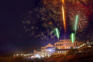 Bắn pháo hoa mừng thành lập thị xã Sa Pa Bắn pháo hoa mừng thành lập thị xã Sa Pa