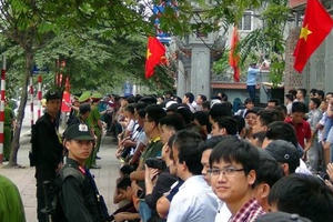 Chùm ảnh: Người dân thủ đô tập trung dõi theo đoàn xe của Tổng thống Obama