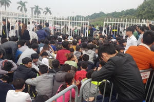 Hàng nghìn người chen lấn, xô đẩy mua vé trận Việt Nam - Indonesia