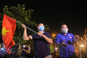 Người dân vui mừng như đón tết khi khoảnh khắc gỡ bỏ hàng rào khu cách ly Hạ Lôi