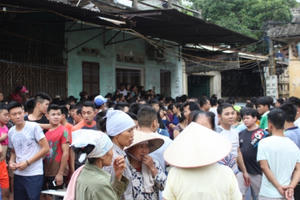 "Biển người" hiếu kỳ tràn về nhà cháu bé 33 ngày tuổi bị sát hại trong chậu nước