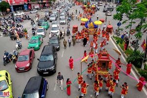 Hà Nội: Trẩy hội trên con đường 'đắt nhất hành tinh'