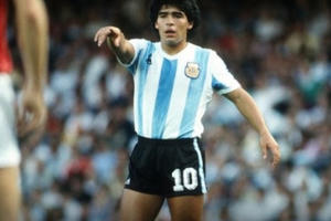 [Clip]: Chiêm ngưỡng lại những pha đi bóng để đời của huyền thoại Diego Maradona