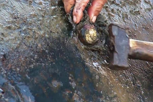 'Vá' đập cao su đang trữ...10 triệu mét khối nước bằng nêm gỗ quấn màn tuyn