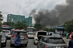 Hà Nội: Cháy lớn tại 1 gara ô tô gần trụ sở VFF