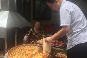 Quận Hòa Kiếm vào cuộc làm rõ thông tin “luật bán hàng cho Tây” ở phố cổ Quận Hòa Kiếm vào cuộc làm rõ thông tin “luật bán hàng cho Tây” ở phố cổ