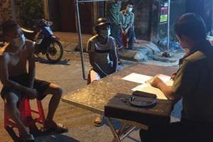 Hai thanh niên không đeo khẩu trang phóng xe máy vượt chốt vào vùng cách ly