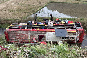 Lật xe khách ở Sơn La khiến 11 người bị thương